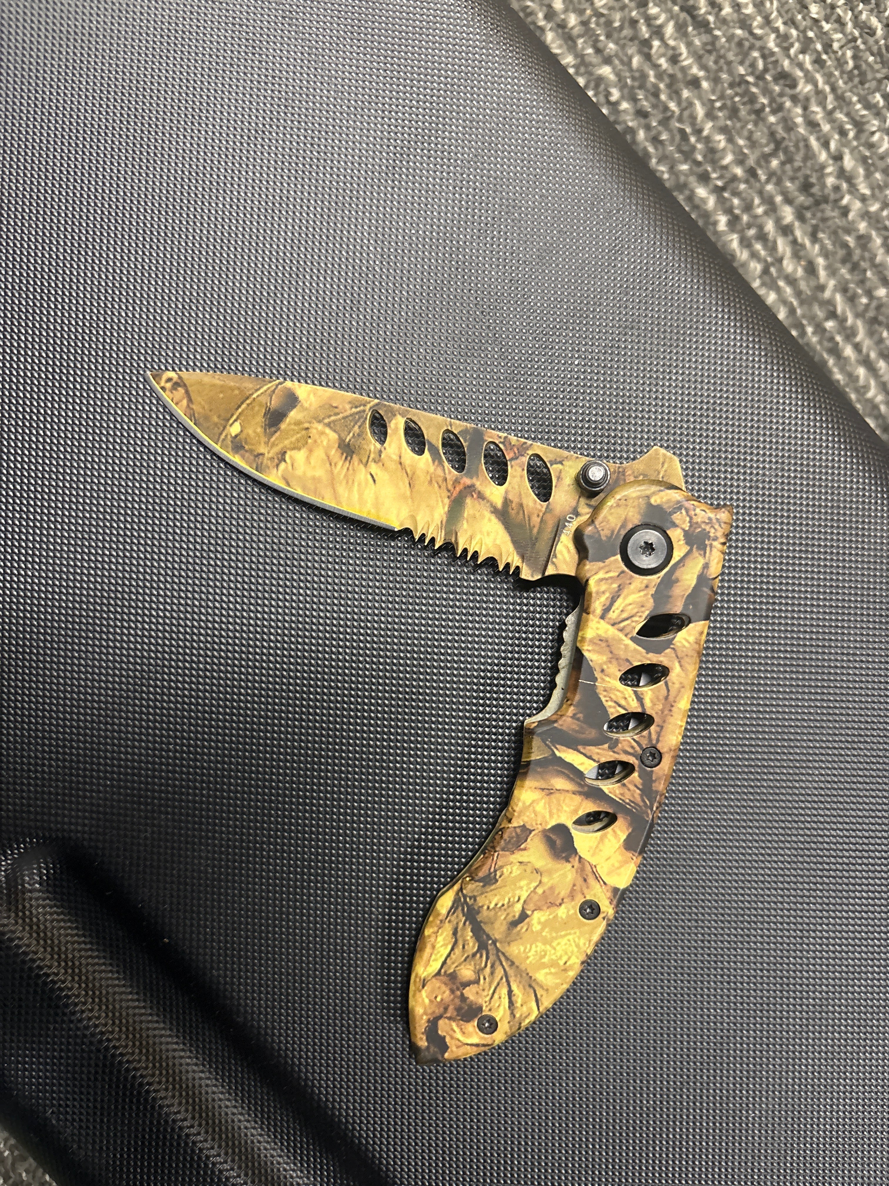 Camo pocket knife